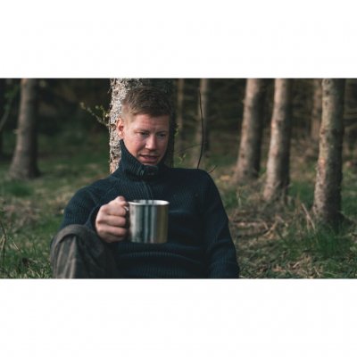 Durable stainless steel mug with foldable handle – perfect for both outdoor life and camping.