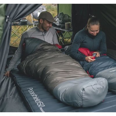 With its shell in recycled nylon ripstop and MicroThermo High Loft insulation, the sleeping bag provides optimal warmth during c