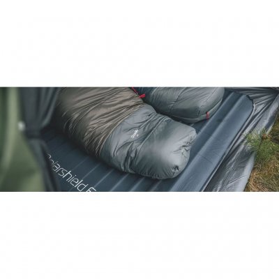 The sleeping bag’s foot end features a shark fin construction (shaped to follow the feet).