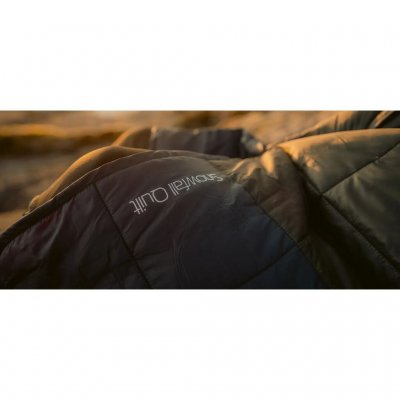 Soft blanket with good insulation in durable, windproof and water-repellent material.