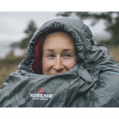 The hood of the sleeping bag provides better protection around the neck and shoulders and minimizes heat loss through the openin