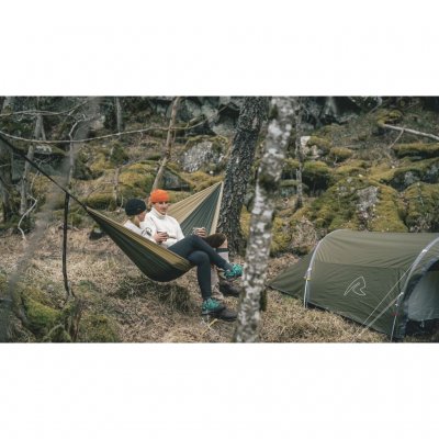 Sleep comfortably close to nature with the Trace Hammock XL from Robens.