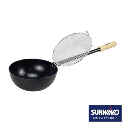 Popcorn pan with adjustable handle and wooden handle, perfect for wonderful moments outdoors.